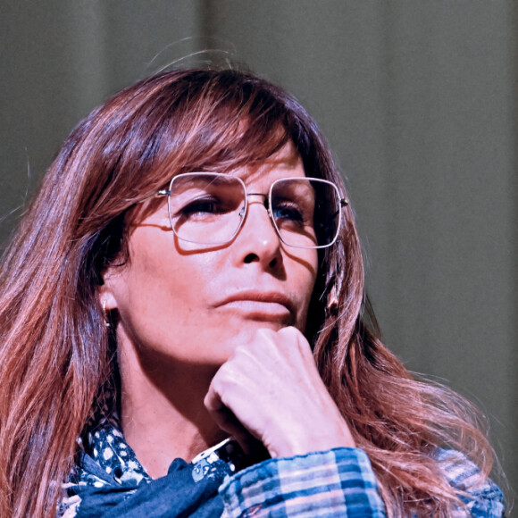 Exclusif - Astrid Veillon, la comédienne et écrivain, a participé à un débat public autour de la relation amoureuse à Nice, au centre d'arts et de culture "L'Artistique", le 25 janvier 2022, en compagnie de C.Ganneval, psychothérapeute et écrivain niçoise. Cette rencontre, organisée par l'association niçoise "Les Itinéraires", en partenariat avec la ville de Nice, a été animée par l'avocat et écrivain, M.Dossetto. Astrid Veillon avec son hymne à la vie dans toute sa splendeur à travers son dernier roman, " Pourquoi nous ? ", et la psychanalyste, C.Ganneval, qui s'est inspirée des interrogations de ses patient(e)s en quête d'épanouissement avec son dernier ouvrage, "Comment je t'ai rencontré " se sont retrouvées autour d'une thématique commune, celle de la quête de l'amour et du bonheur. © Bruno Bebert / Bestimage 