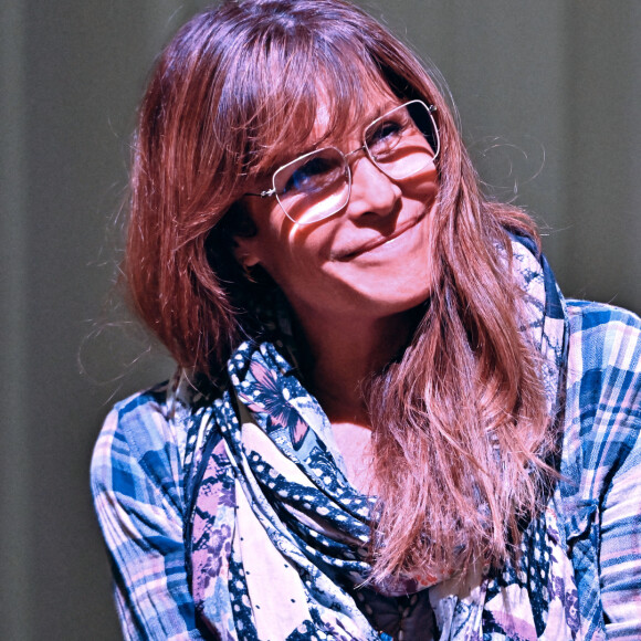 Exclusif - Astrid Veillon, la comédienne et écrivain, a participé à un débat public autour de la relation amoureuse à Nice, au centre d'arts et de culture "L'Artistique", le 25 janvier 2022, en compagnie de C.Ganneval, psychothérapeute et écrivain niçoise. Cette rencontre, organisée par l'association niçoise "Les Itinéraires", en partenariat avec la ville de Nice, a été animée par l'avocat et écrivain, M.Dossetto. Astrid Veillon avec son hymne à la vie dans toute sa splendeur à travers son dernier roman, " Pourquoi nous ? ", et la psychanalyste, C.Ganneval, qui s'est inspirée des interrogations de ses patient(e)s en quête d'épanouissement avec son dernier ouvrage, "Comment je t'ai rencontré " se sont retrouvées autour d'une thématique commune, celle de la quête de l'amour et du bonheur. © Bruno Bebert / Bestimage 