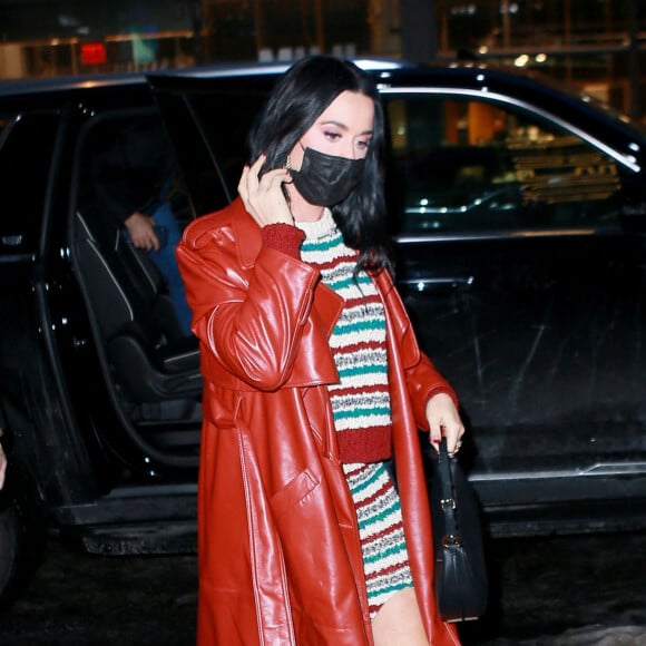 Katy Perry et son fiancé Orlando Bloom à la sortie du St. James Theatre où ils ont été voir "David Byrne's American Utopia" à New York, le 30 janvier 2022.