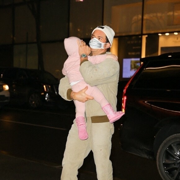 Orlando Bloom, sa compagne Katy Perry et leur fille Daisy se rendent dans le magasin de jouets "Fao Schwarz" à New York le 28 janvier 2022. 