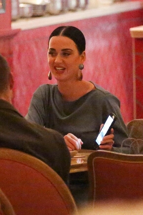 Orlando Bloom fête son 45ème anniversaire avec sa compagne Katy Perry et leurs amis au restaurant "Mother Wolf" à Los Angeles, le 14 janvier 2022.