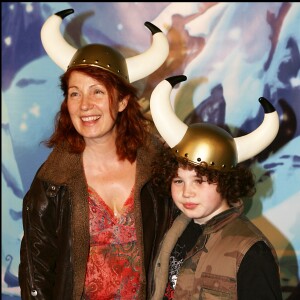 Véronique Genest et son fils - Avant-première du film "Astérix et les vikings", au Grand Rex, le 31 mars 2006.