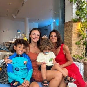 Rachel Legrain-Trapani pose avec sa maman et ses enfants Gianni et Andrea