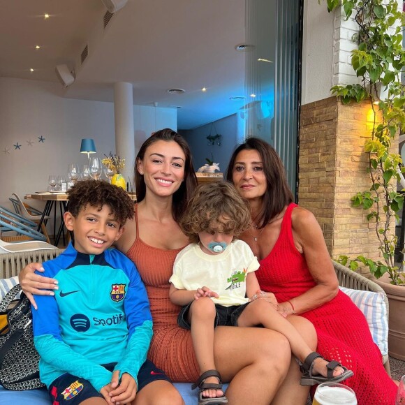 Rachel Legrain-Trapani pose avec sa maman et ses enfants Gianni et Andrea