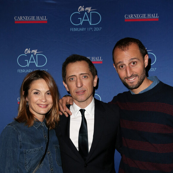 Gad Elmaleh avec son frère Arié Elmaleh et sa compagne Barbara Schulz lors du photocall du spectacle de Gad Elmaleh "Oh My Gad" au "Carnegie Hall" à New York, le 11 février 2017. © Dominique Jacovides/Bestimage 