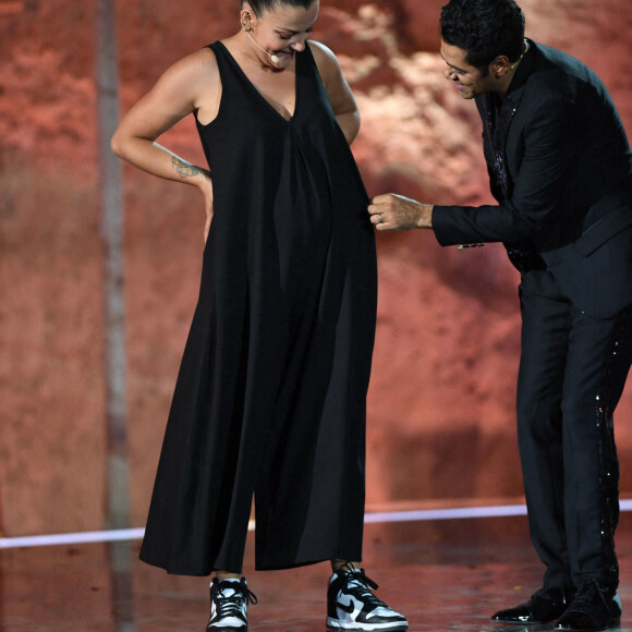 Camille Lellouche (enceinte) et Jamel Debbouze lors de la soirée du grand gala du "Marrakech du Rire 2022" pour la 10ème édition au palais El Badiî à Marrakech, Maroc, le 18 juin 2022. © Rachid Bellak/Bestimage 