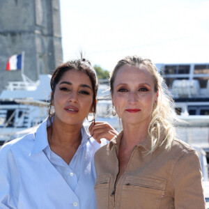 Leïla Bekhti et Audrey Lamy - "La vengeance au triple galop" - Photocall lors du Festival de la Fiction de La Rochelle. Le 17 septembre 2021 © Jean-Marc Lhomer / Bestimage