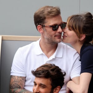 Nicolas Duvauchelle et sa compagne Chloé Roy dans les tribunes lors des Internationaux de France de Tennis de Roland Garros 2022. Paris, le 5 juin 2022. © Dominique Jacovides/Bestimage 