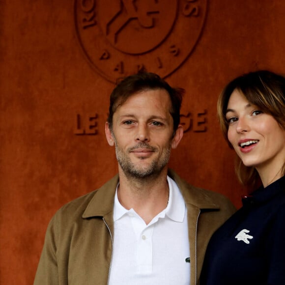 Nicolas Duvauchelle et sa compagne Chloé Roy au village lors des Internationaux de France de Tennis de Roland Garros 2022 à Paris, France, le 5 juin 2022. © Dominique Jacovides/Bestimage 