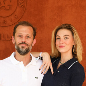 Nicolas Duvauchelle et sa compagne Chloé Roy au village lors des internationaux de France Roland Garros à Paris le 13 juin 2021. © Dominique Jacovides / Bestimage 