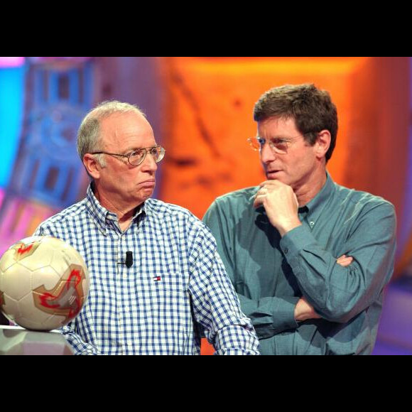 Jean-Michel Larqué et Thierry Roland le 10 avril 2002 sur le plateau du jeu Attention à la marche
