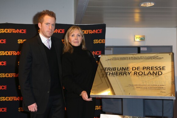 Françoise Boulain et son fils Gary lors de l'inauguration de la tribune de presse "Thierry Roland" au Stade de France à Saint-Denis, le 6 février 2013