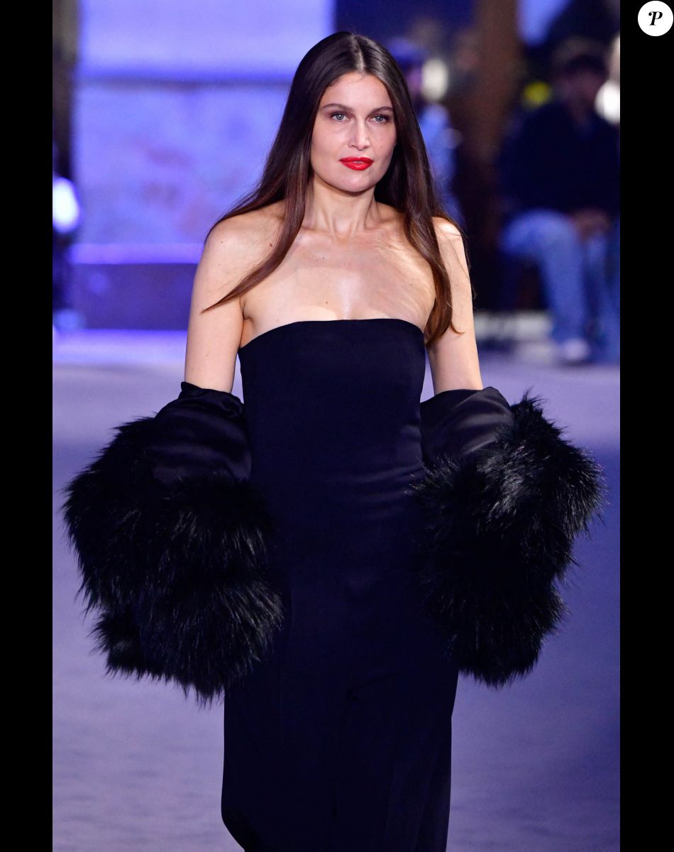 Laetitia Casta au naturel : topless sur la plage, l'actrice est sublime