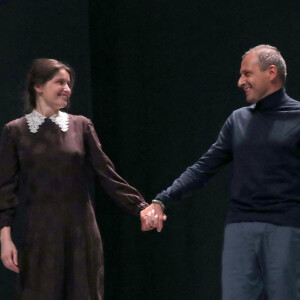 Laetitia Casta, le metteur en scène de la pièce Safy Nebbou et la pianiste Isil Bengi saluent à la fin de la Générale de la pièce "Clara Haskil, prélude et fugue" au théâtre du Rond Point à Paris, France, le 5 janvier 2022. © Bertrand Rindoff Petroff/Bestimage 