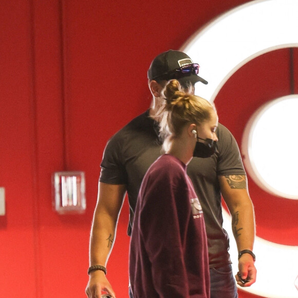 Exclusif - Shiloh Jolie-Pitt et sa soeur Vivienne sont allées faire du shopping chez "Target" à Los Angeles, le 4 août 2022.