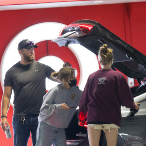 Exclusif - Shiloh Jolie-Pitt et sa soeur Vivienne sont allées faire du shopping chez "Target" à Los Angeles, le 4 août 2022.