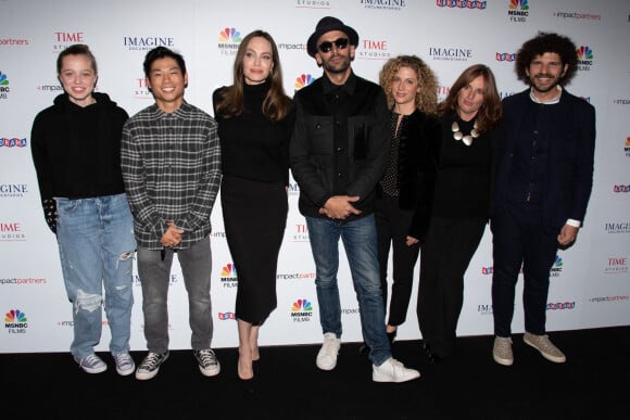 Shiloh Jolie-Pitt, Pax Jolie-Pitt, Angelina Jolie, JR, Sara Bernstein, Ameta Spain, Marc Azoulay - Première du film "Paper And Glue: A JR Project" à Los Angeles, le 18 novembre 2021.