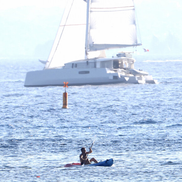 Exclusif - Le président Emmanuel Macron fait du canoë lors de ses vacances au Fort de Brégançon à Bormes-les-Mimosas, le 3 août 2022. © Luc Boutria/Nice-Matin/Bestimage