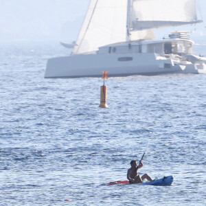 Exclusif - Le président Emmanuel Macron fait du canoë lors de ses vacances au Fort de Brégançon à Bormes-les-Mimosas, le 3 août 2022. © Luc Boutria/Nice-Matin/Bestimage