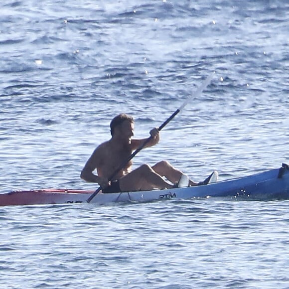 Exclusif - Le président Emmanuel Macron fait du canoë lors de ses vacances au Fort de Brégançon à Bormes-les-Mimosas, le 3 août 2022. © Luc Boutria/Nice-Matin/Bestimage