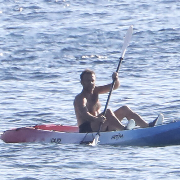 Exclusif - Le président Emmanuel Macron fait du canoë lors de ses vacances au Fort de Brégançon à Bormes-les-Mimosas, le 3 août 2022. © Luc Boutria/Nice-Matin/Bestimage