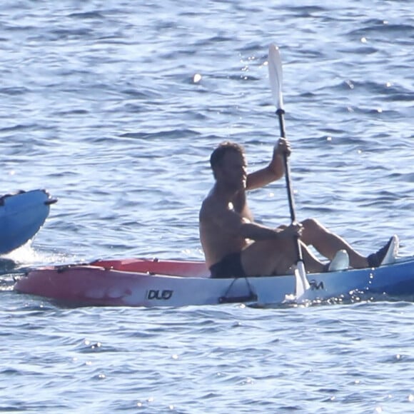 Exclusif - Le président Emmanuel Macron fait du canoë lors de ses vacances au Fort de Brégançon à Bormes-les-Mimosas, le 3 août 2022. © Luc Boutria/Nice-Matin/Bestimage