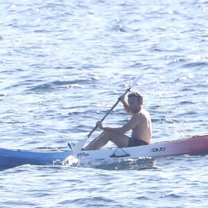 Exclusif - Le président Emmanuel Macron fait du canoë lors de ses vacances au Fort de Brégançon à Bormes-les-Mimosas, le 3 août 2022. © Luc Boutria/Nice-Matin/Bestimage