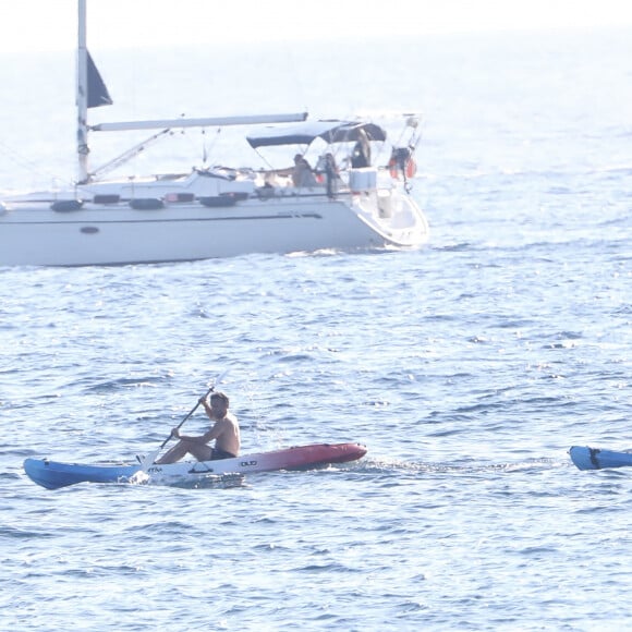 Exclusif - Le président Emmanuel Macron fait du canoë lors de ses vacances au Fort de Brégançon à Bormes-les-Mimosas, le 3 août 2022. © Luc Boutria/Nice-Matin/Bestimage