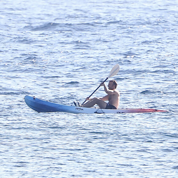 Exclusif - Le président Emmanuel Macron fait du canoë lors de ses vacances au Fort de Brégançon à Bormes-les-Mimosas, le 3 août 2022. © Luc Boutria/Nice-Matin/Bestimage