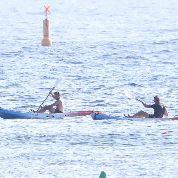 Exclusif - Le président Emmanuel Macron fait du canoë lors de ses vacances au Fort de Brégançon à Bormes-les-Mimosas, le 3 août 2022. © Luc Boutria/Nice-Matin/Bestimage