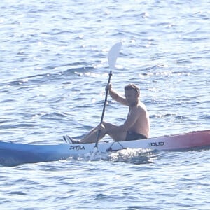 Exclusif - Le président Emmanuel Macron fait du canoë lors de ses vacances au Fort de Brégançon à Bormes-les-Mimosas, le 3 août 2022. © Luc Boutria/Nice-Matin/Bestimage