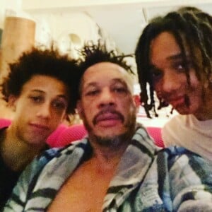 JoeyStarr avec deux de ses trois fils, Khalil (à gauche) et Matisse (à droite), nés de sa relation avec Leïla.