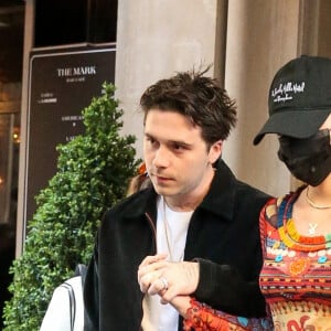 Brooklyn Beckham et sa femme Nicola Peltz quittent leur hôtel à New York le 1er mai 2022. 