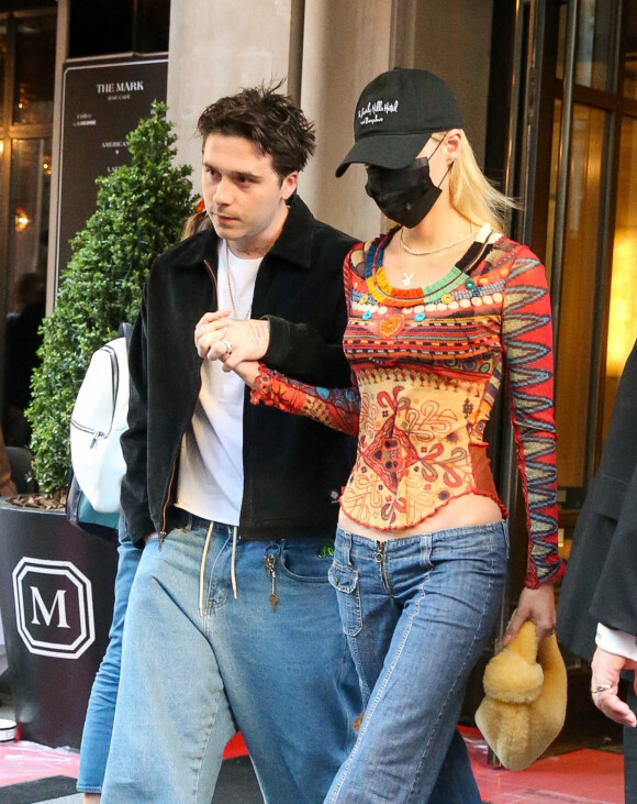 Brooklyn Beckham et sa femme Nicola Peltz quittent leur hôtel à New York le 1er mai 2022. 