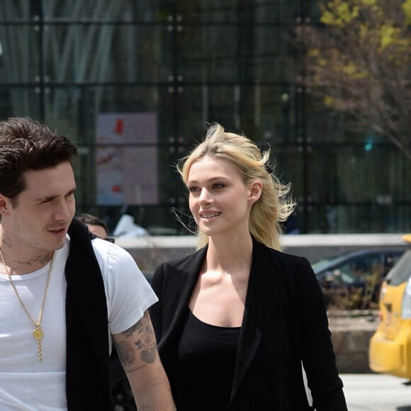 Brooklyn Beckham et sa femme Nicola Peltz se promènent dans les rues de New York le 1er mai 2022. 