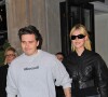 Brooklyn Beckham et sa femme Nicola Peltz quittent leur hôtel et vont dîner dans un restaurant à New York le 1er mai 2022. 