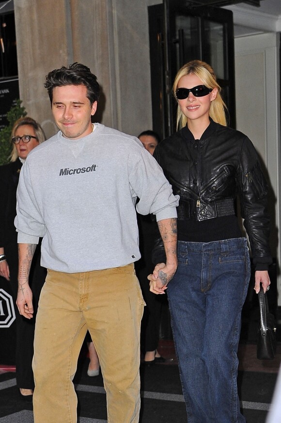 Brooklyn Beckham et sa femme Nicola Peltz quittent leur hôtel et vont dîner dans un restaurant à New York le 1er mai 2022. 