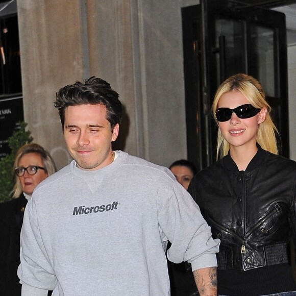 Brooklyn Beckham et sa femme Nicola Peltz quittent leur hôtel et vont dîner dans un restaurant à New York le 1er mai 2022. 