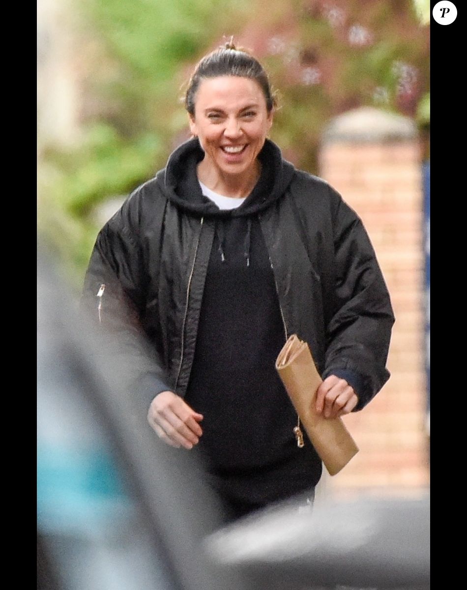 Mel C (Melanie Jayne Chisholm, Sporty Spice) sort faire du shopping avec sa fille Scarlett et une amie de sa fille à Londres pendant l'épidémie de coronavirus (COVID-19) le 29 avril 2020. Personne ne porte de masque de protection.