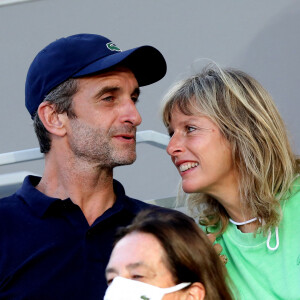 Karin Viard et son compagnon Manuel Herrero dans les tribunes des Internationaux de France de Roland Garros à Paris le 11 juin 2021. © Dominique Jacovides / Bestimage 