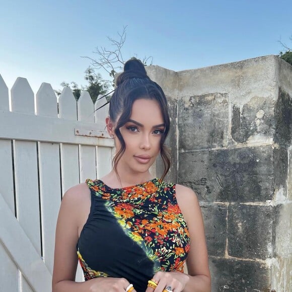 Nabilla Benattia sublime en robe