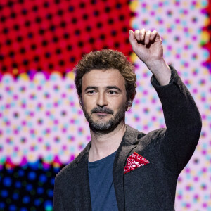Exclusif - Renan Luce - Enregistrement de l'émission "Joyeux anniversaire Renaud" au Dôme de Paris, diffusée le 10 mai sur France 2 © Cyril Moreau / Bestimage Pour marquer son grand retour, Renaud sera en exclusivité sur France 2 pour une soirée événement qui s'annonce aussi unique qu'exceptionnelle.  Rare à la télévision, chacune de ses apparitions est attendue par ses nombreux fans et le grand public. Avec 27 albums, 20 millions de disques vendus et 6 Victoires de la musique, Renaud est un artiste incontournable de la chanson française. A l'occasion de son 70e anniversaire et de la sortie de son nouvel album, Métèque, dans lequel il revisite 13 grandes chansons de la musique française, Renaud nous offre un show exceptionnel !  Dans Joyeux Anniversaire Renaud, sur la scène du Dôme de Paris, il chantera en exclusivité plusieurs titres de son nouvel opus et partagera la scène avec ses amis lors de duos créés uniquement pour cette soirée. Ils interpréteront ainsi quelques-uns de ses titres les plus emblématiques.  Au fil de la soirée, en présence de Renaud, de nombreux artistes viendront chanter ses plus grands succès. De Mistral gagnant à Morgane de toi, de Manu à Manhattan Kaboul en passant par Dès que le vent soufflera, Mon beauf ou bien encore En cloque, nous allons vivre une grande soirée de partage et de musique avec cet artiste iconique. L'acteur J.P.Rouve, ami intime de Renaud, en véritable conteur, nous apportera un éclairage émouvant et espiègle sur l'histoire de ces tubes mythiques grâce la diffusion d'archives rares. 
