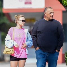 Exclusif - Lily-Rose Depp se promène avec son chauffeur dans les rues de Los Angeles le 27 juillet 2022.