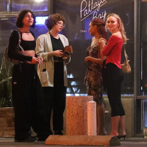 Exclusif - Lily-Rose Depp a dîné avec des amis au restaurant thaïlandais Pattaya Bay à Los Angeles le 26 juillet 2022.