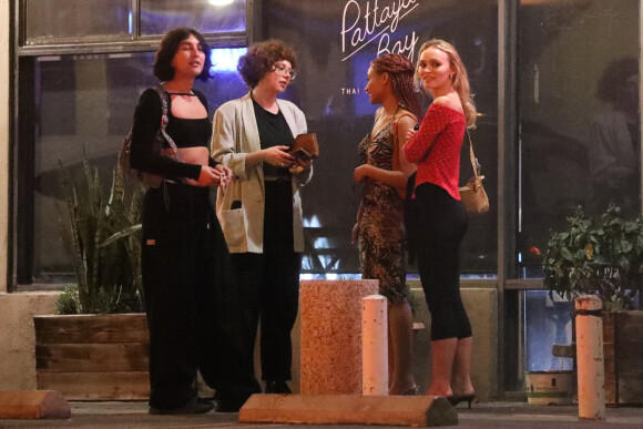 Exclusif - Lily-Rose Depp a dîné avec des amis au restaurant thaïlandais Pattaya Bay à Los Angeles le 26 juillet 2022.