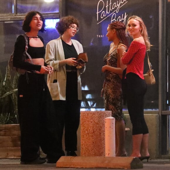 Exclusif - Lily-Rose Depp a dîné avec des amis au restaurant thaïlandais Pattaya Bay à Los Angeles le 26 juillet 2022.