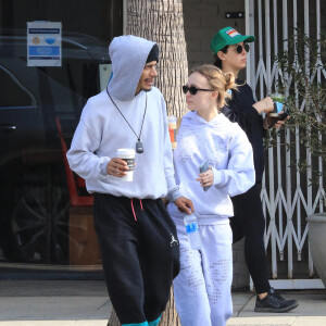 Lily Rose Depp et son compagnon Yassine Stein sont allés prendre un café à emporter dans les rues de Los Angeles. Le 1er avril 2022