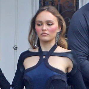 Exclusif - Lily-Rose Depp fait une pause cigarette lors du tournage de la série HBO "The Idol" à Los Angeles le 15 février 2022.