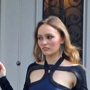 Exclusif - Lily-Rose Depp fait une pause cigarette lors du tournage de la série HBO "The Idol" à Los Angeles le 15 février 2022.