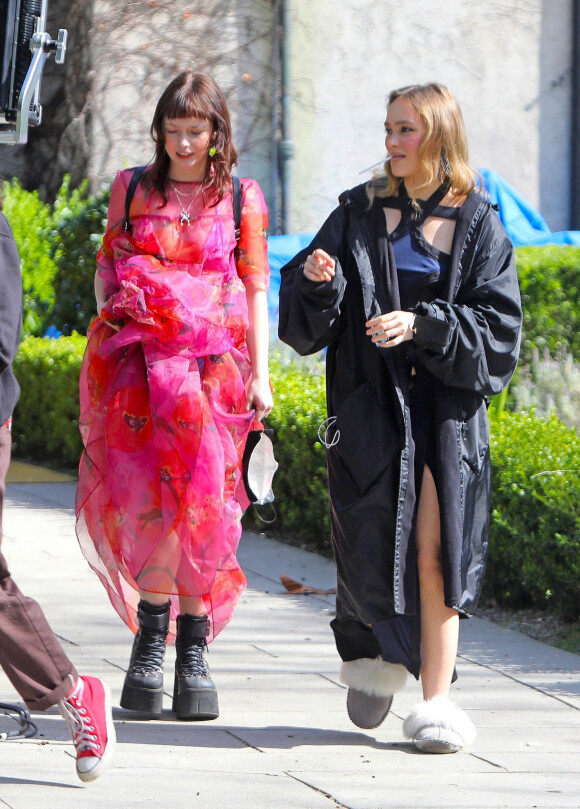 Exclusif - Lily-Rose Depp fait une pause cigarette lors du tournage de la série HBO "The Idol" à Los Angeles le 15 février 2022.